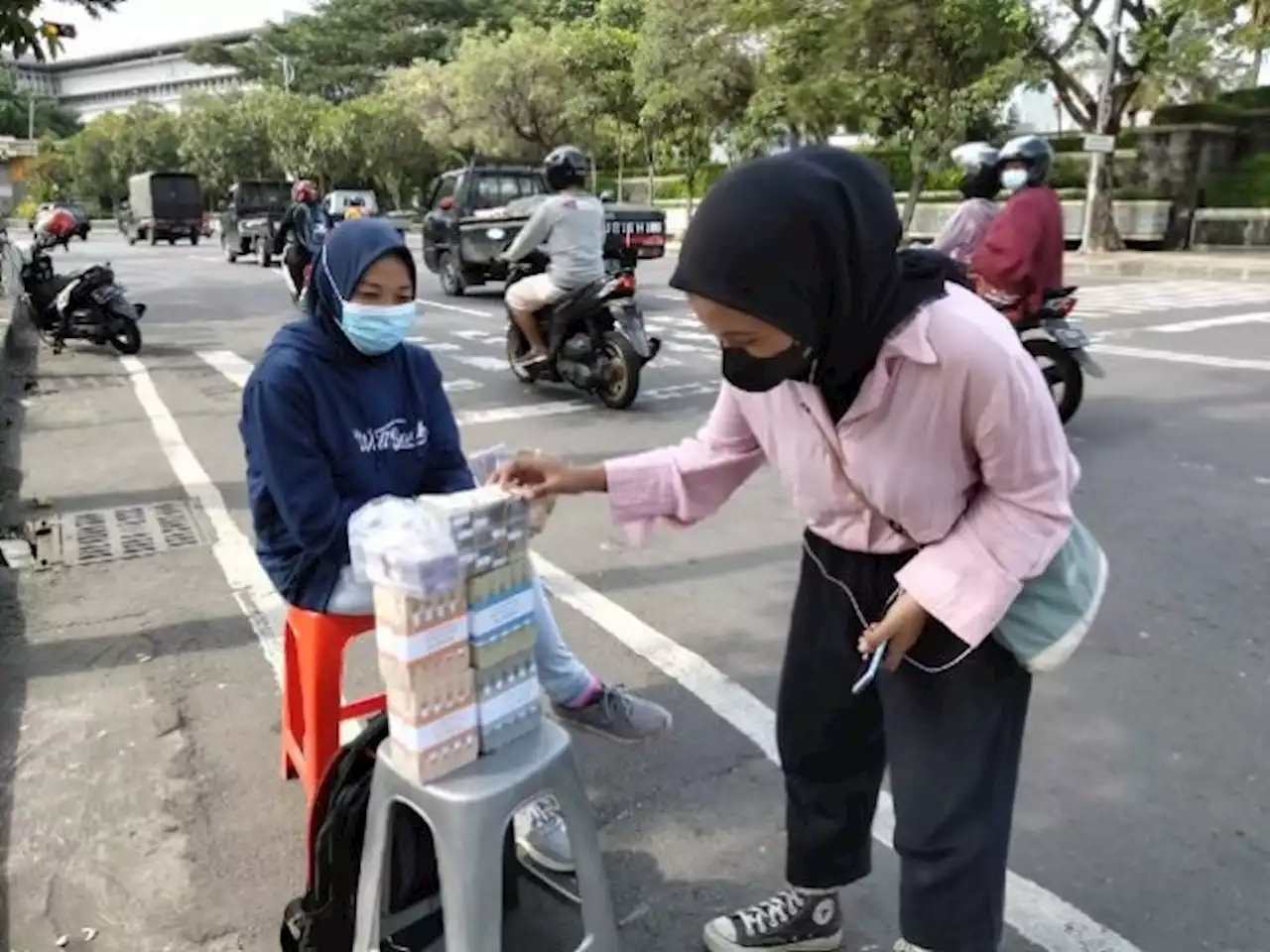 Warga Bingung Tukar Uang Jelang Lebaran, Bank Antre, Lapak Digusur