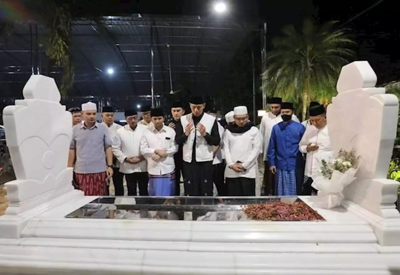 Ziarah di Makam Sunan Ampel, AHY Diserbu Ribuan Warga