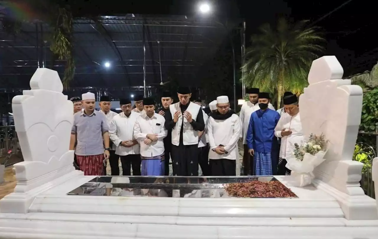 Berziarah di Makam Sunan Ampel, AHY Disambut Warga, Ada Teriakan Presiden