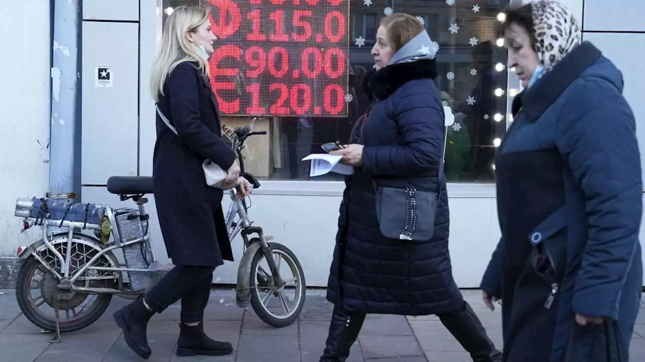 Sanctions hit Russian economy, although Putin says otherwise