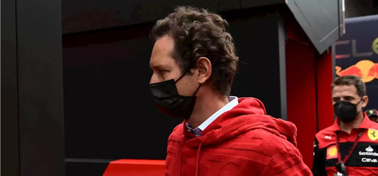 John Elkann a Imola: “Felice di vedere una Ferrari subito competitiva. L’ambiente è coeso. Ci sono tanta ambizione e tanta umiltà”