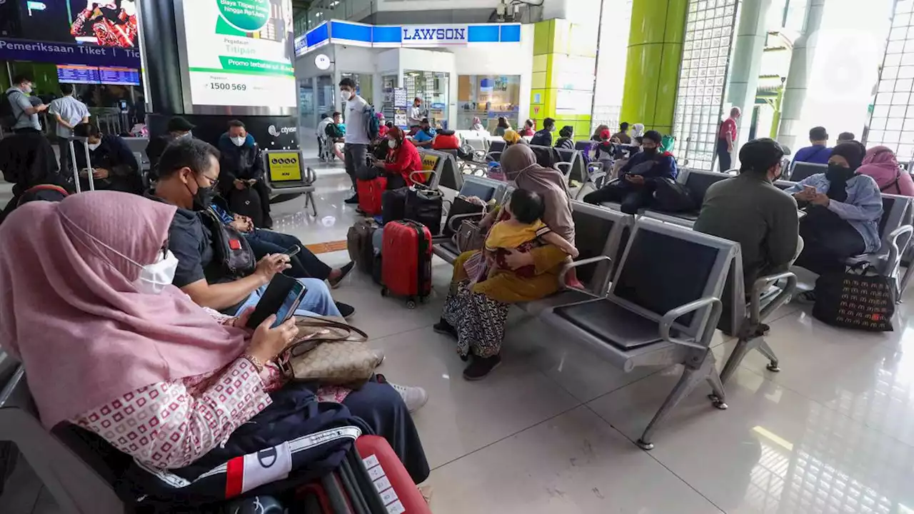 5 Ribuan Pemudik Berangkat dari Stasiun Gambir Minggu 24 April 2022