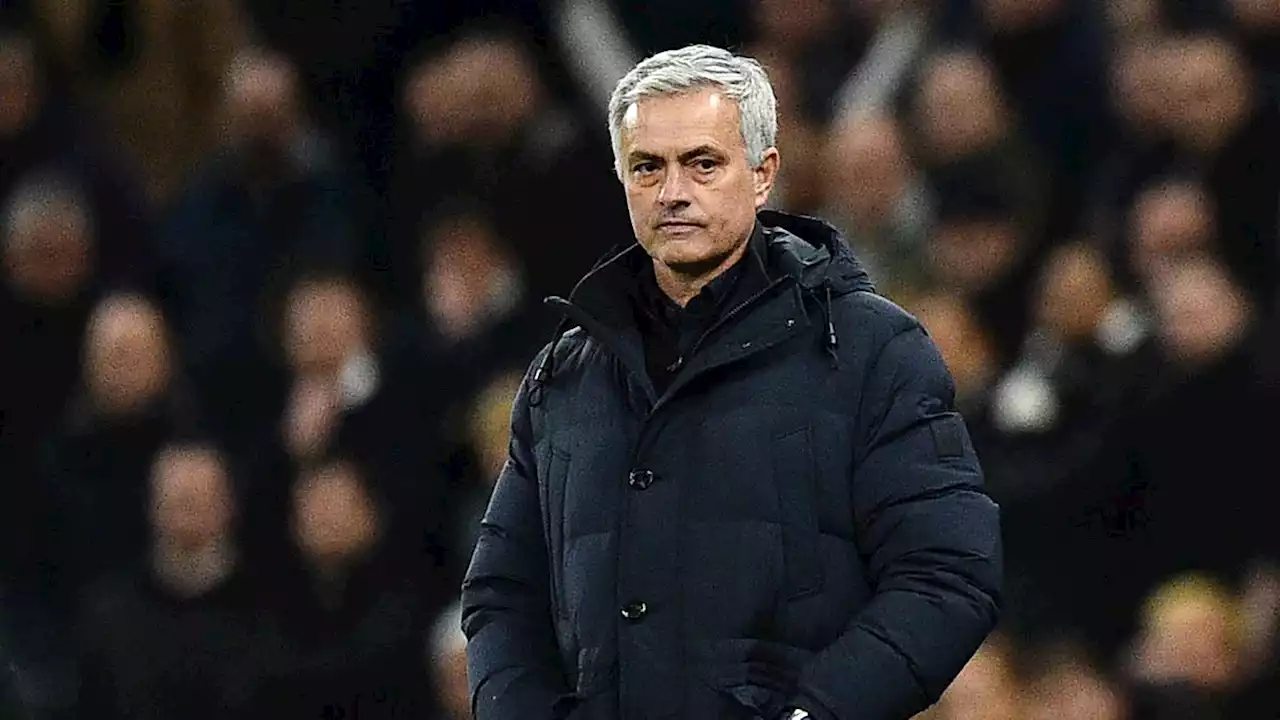 Bola Ganjil: Bukannya Tolong Tim Sendiri, Anak Gawang Bantu Lawan Cetak Gol