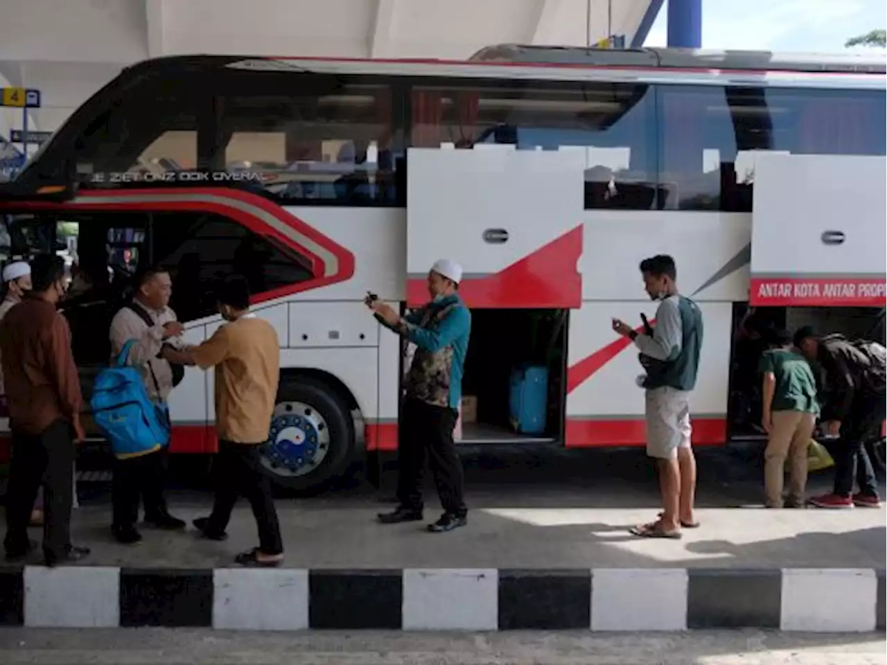 Arus Mudik Lebaran Mulai Naik di Terminal Mengwi Bali