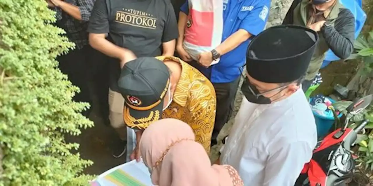 Blusukan ke Kampung Kumuh di Bogor, Menko PMK Temukan Banyak Warga Belum Dapat Bansos | merdeka.com