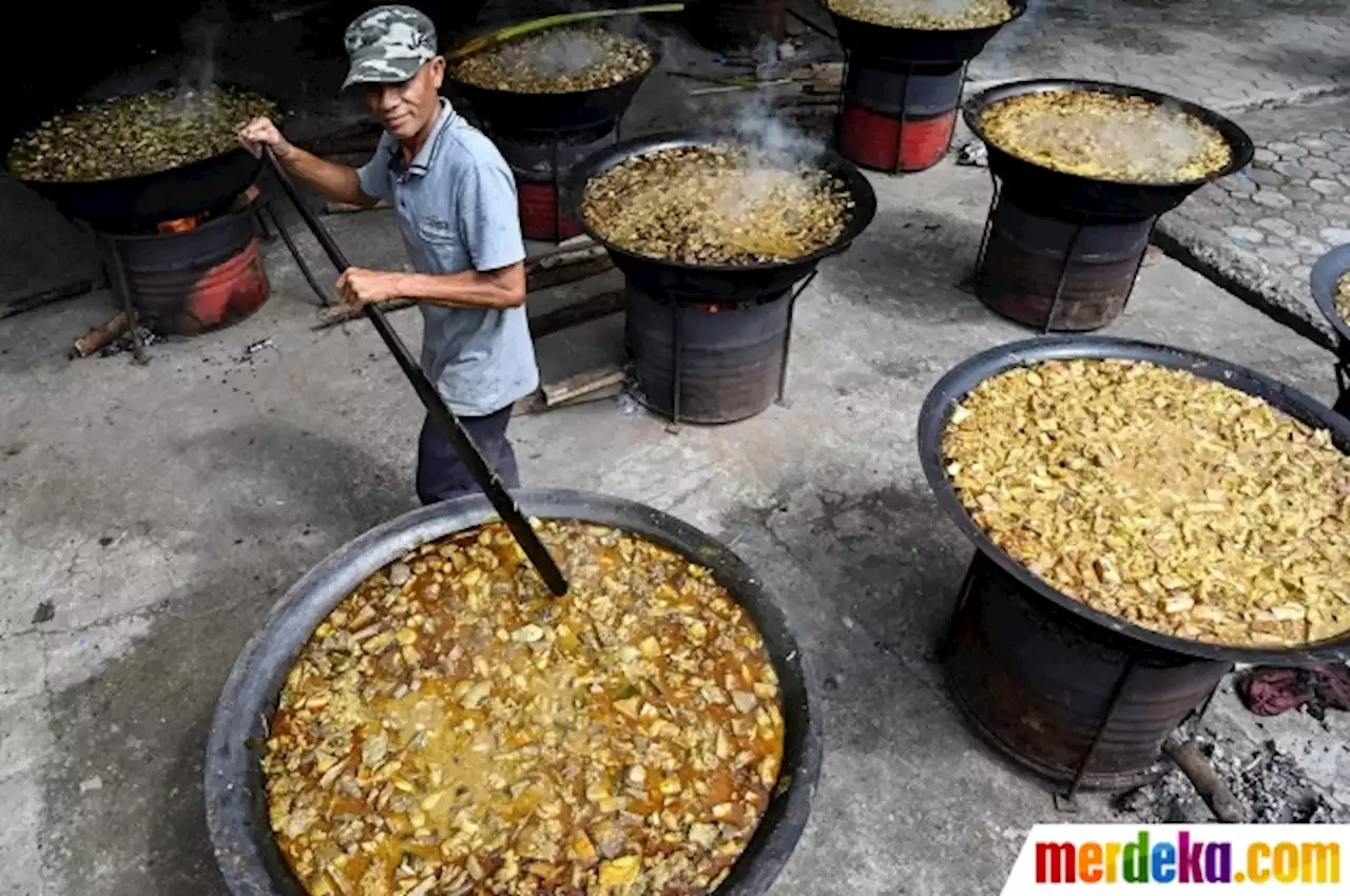 Foto : Tradisi Lelaki Aceh Memasak Kuah Beulangong untuk Buka Puasa Bersama | merdeka.com