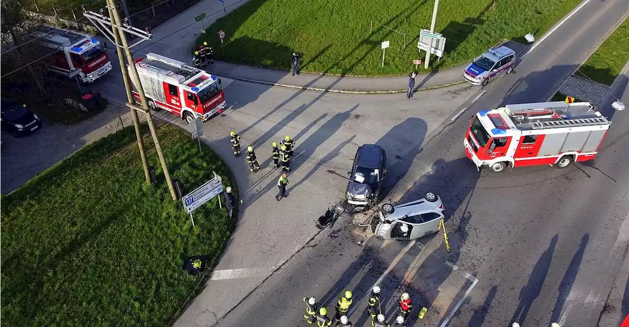 Auto bei Kollision in die Luft geschleudert