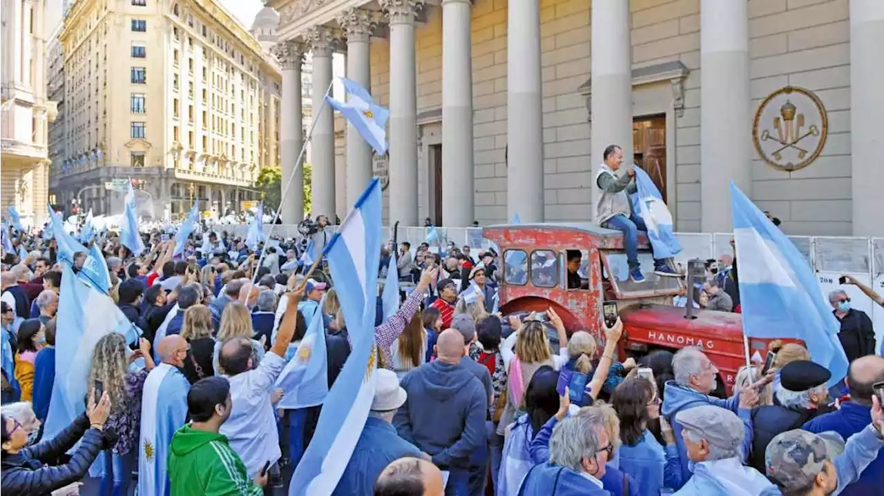 Con sus propias grietas, los productores llevaron los tractores a Plaza de Mayo