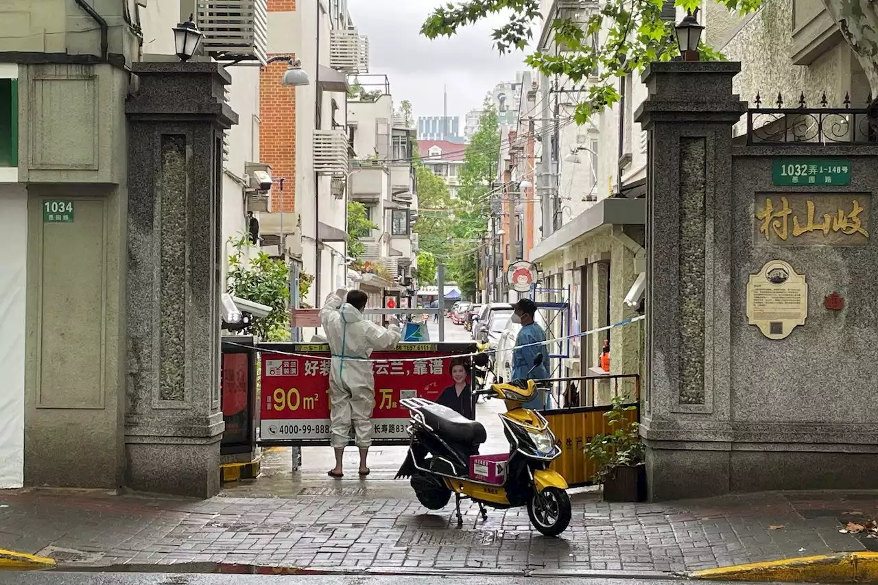 Shanghai fences up buildings hit by COVID-19, fueling fresh outcry