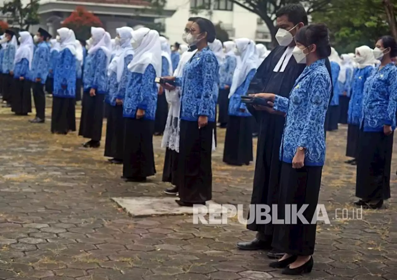 Wagub Banten Salurkan Zakat dari ASN |Republika Online