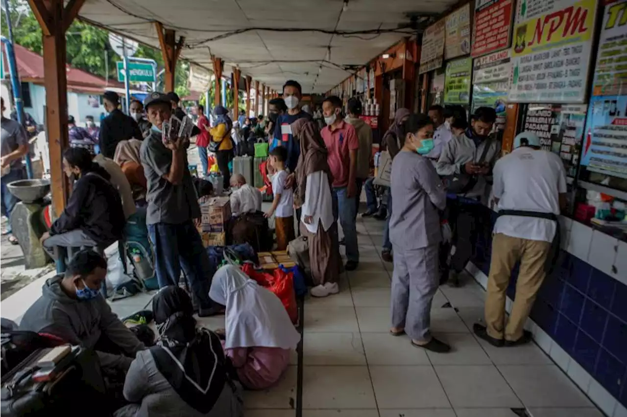 Warga Diminta Melapor Jika Temukan Calo Tiket di Terminal Kalideres |Republika Online