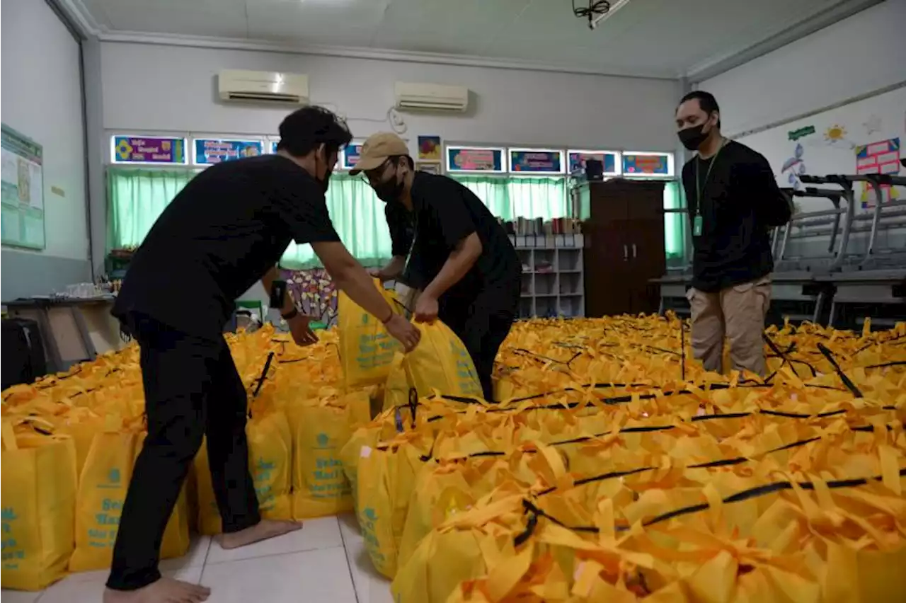 Yayasan Al Iman Antara Bagikan 1443 Paket Sembako untuk Kaum Dhuafa