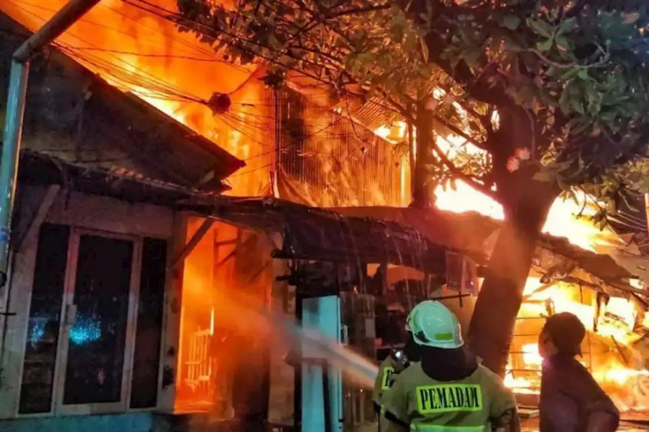 Api Belum Padam, Jumlah Armada dan Personel Ditambah Atasi Kebakaran di Dekat Pasar Gembrong