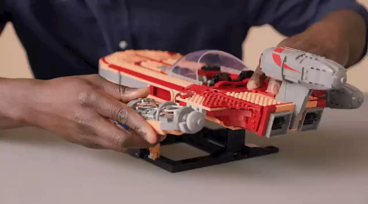 Here is Lego’s ultimate version of Luke Skywalker’s X-34 Star Wars Landspeeder