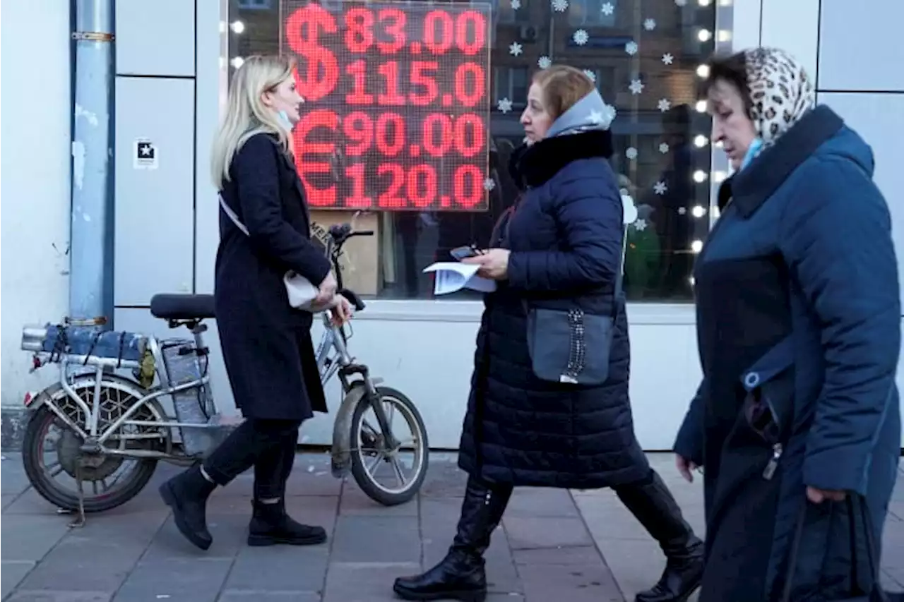 Sanctions hit Russian economy, although Putin says otherwise