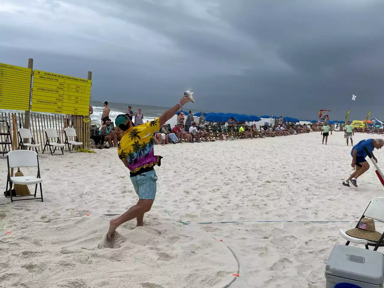 Tossing dead fish draws big crowds to Flora-Bama