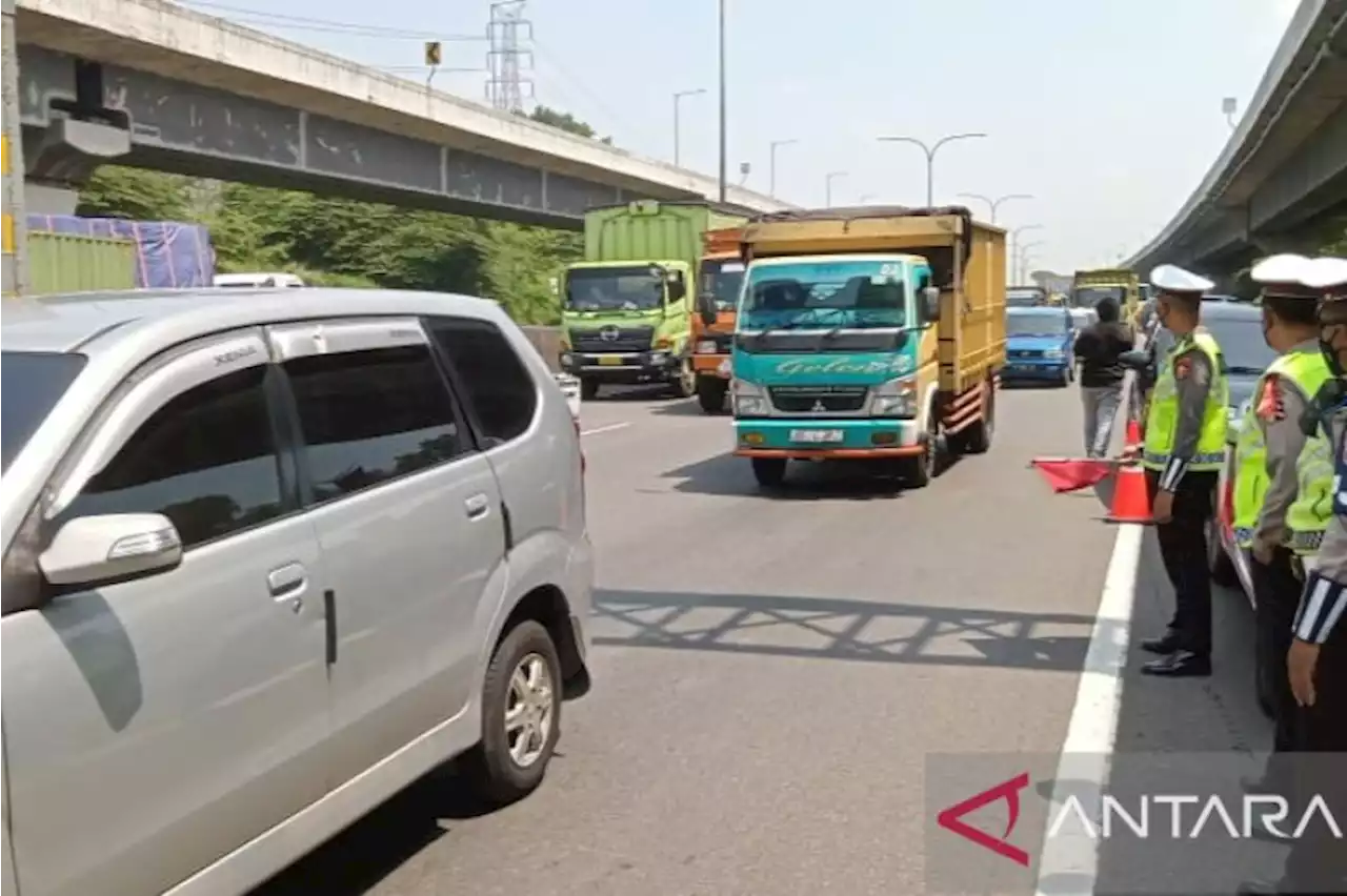 Pemudik yang langgar ganjil genap dikeluarkan di pintu Karawang Barat