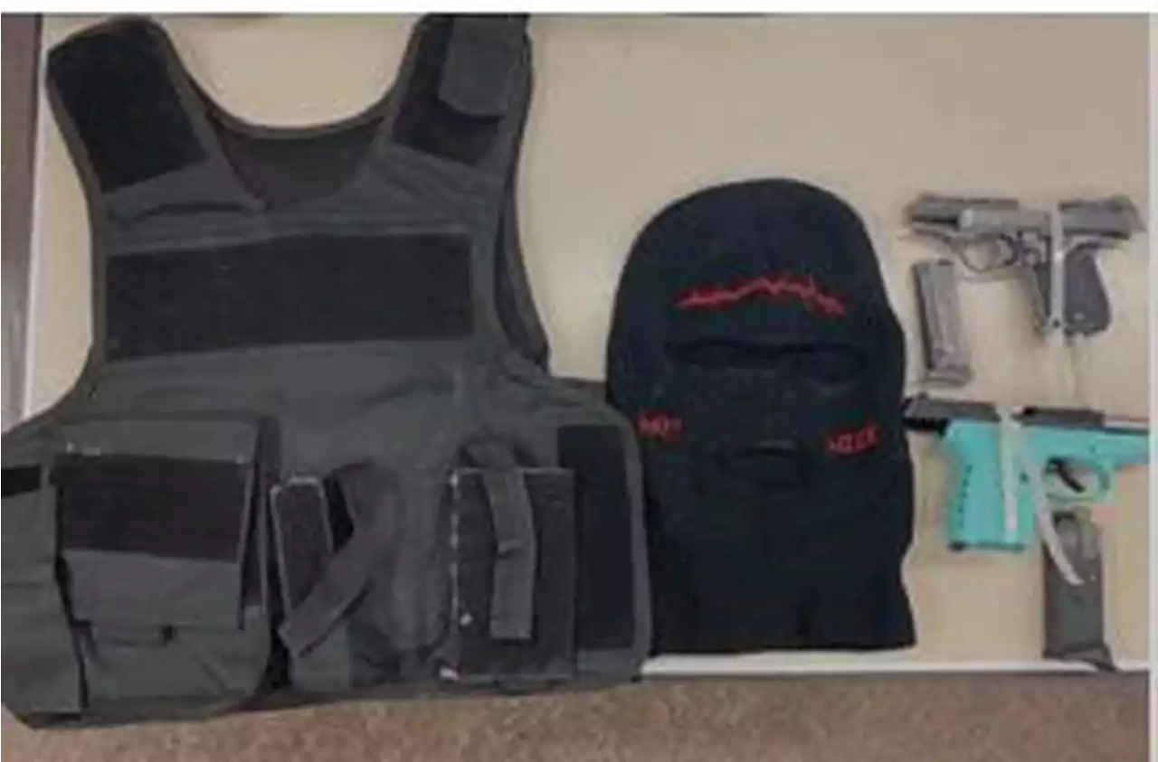 Akron police find loaded guns, ski mask, bulletproof vest during traffic stop