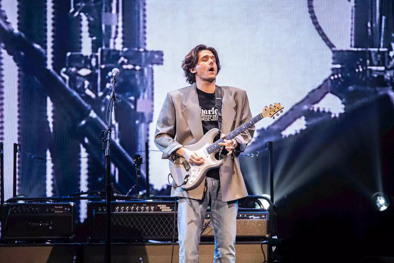 John Mayer Keeps It Loose at American Airlines Center