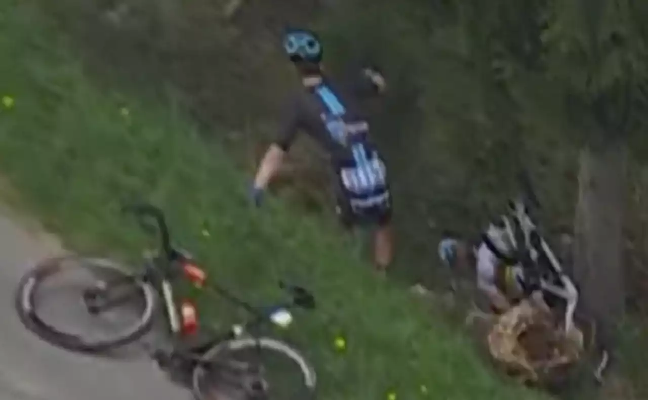 Romain Bardet helpt zwaar gevallen Julian Alaphilippe en laat zo eigen kans schieten in Luik-Bastenaken-Luik: ‘Hij had echt hulp nodig’