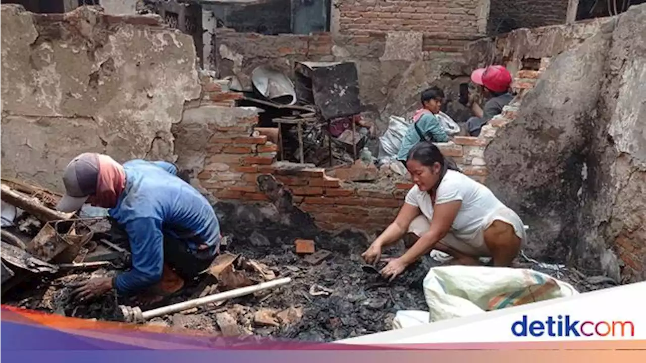 Cerita Ninih dan Aris Cari Cuan dari Rongsokan Sisa Kebakaran Pasar Gembrong