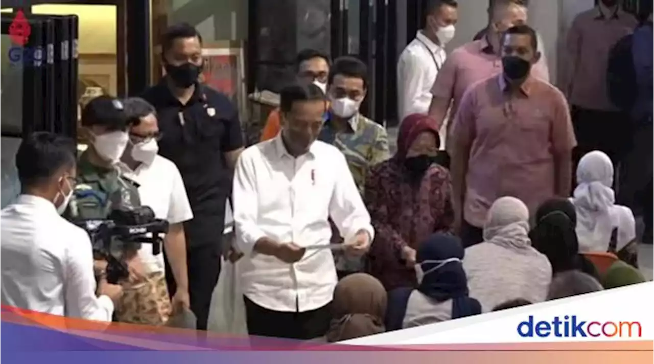 Jokowi Bagikan Bansos di Gedung Pos Jakarta, Ditemani Risma-Wagub DKI