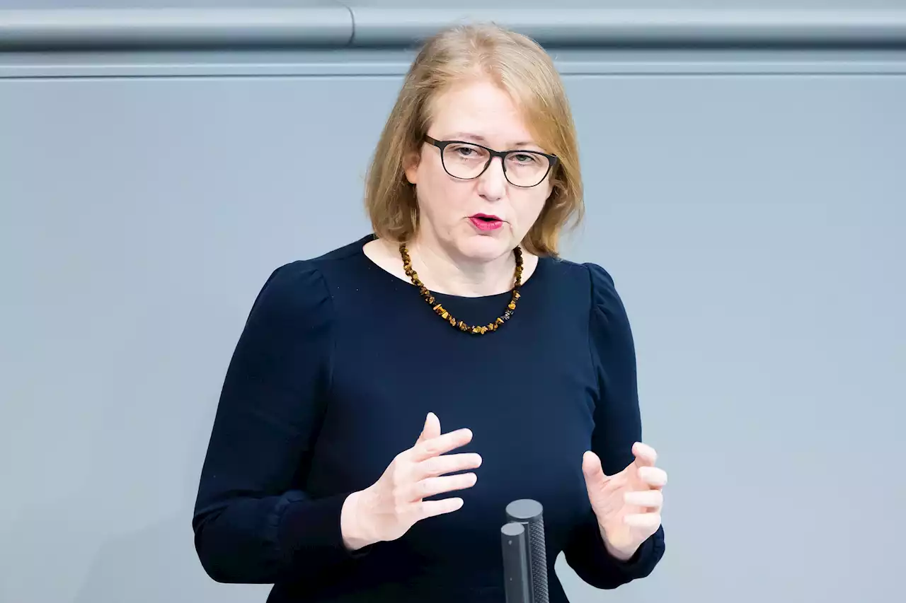 Neue Bundesfamilienministerin - Paus erhält Ernennungsurkunde