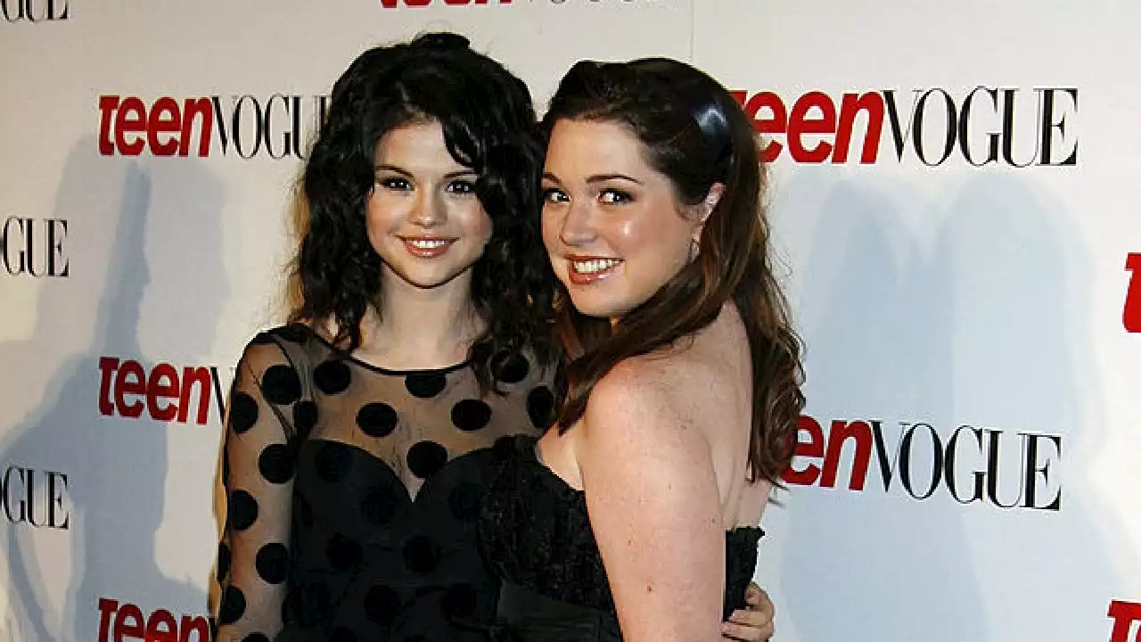 Selena Gomez & Jennifer Stone Have 'Wizards of Waverly Place' Reunion