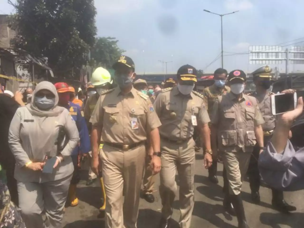 Anies Tinjau Langsung Lokasi Kebakaran Pasar Gembrong