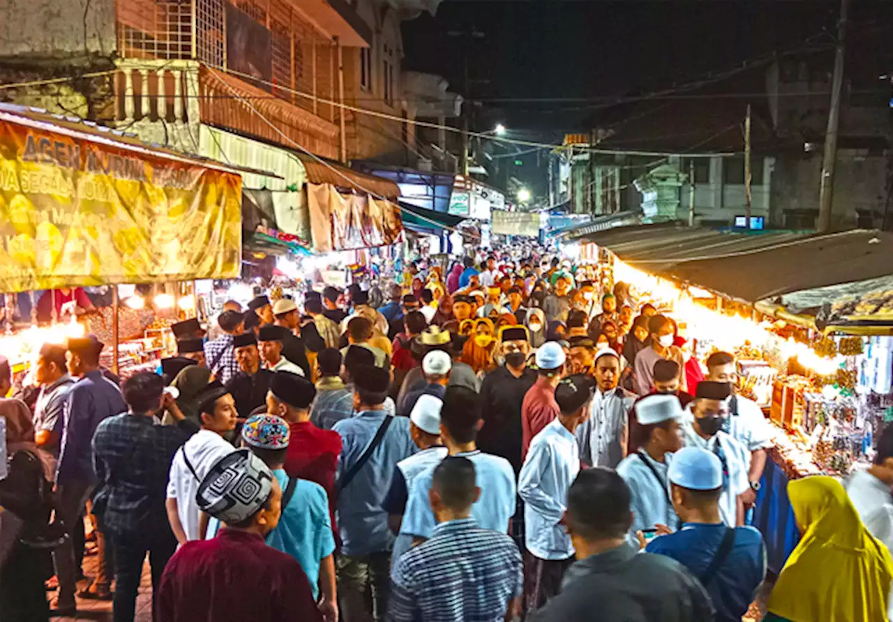 Peziarah ke Makam Sunan Ampel Membeludak 10 Malam Terakhir Ramadan