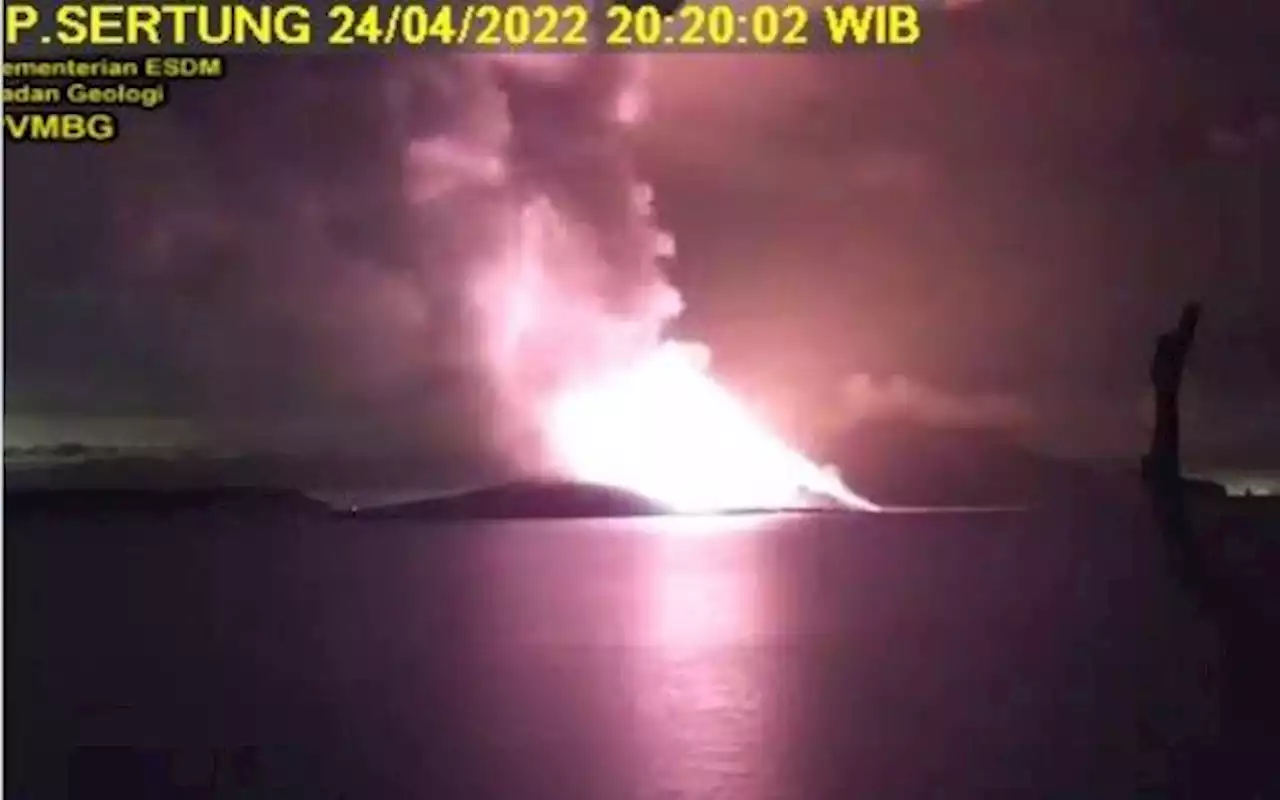 Kembali Erupsi, Status Gunung Anak Krakatau Menjadi Siaga Level III, Lihat Tuh Apinya