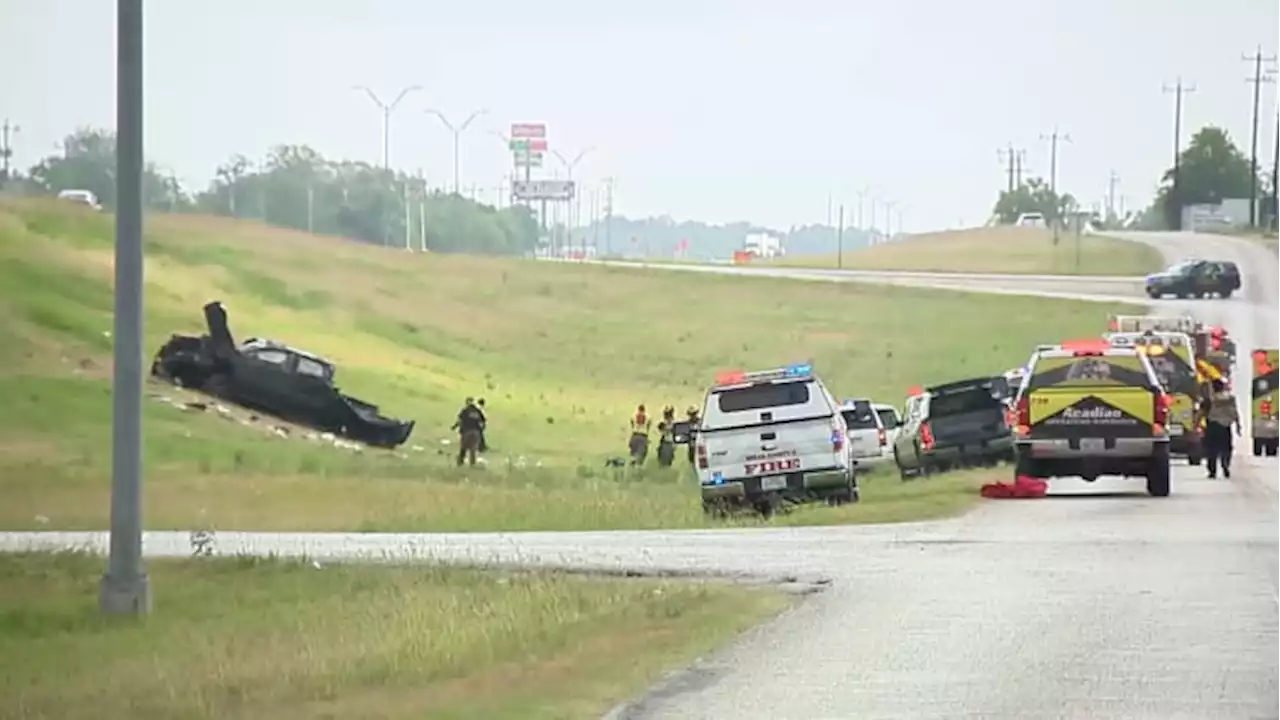 15 migrants, 1 driver injured after chase ends in rollover in Bexar County, Medina County sheriff says