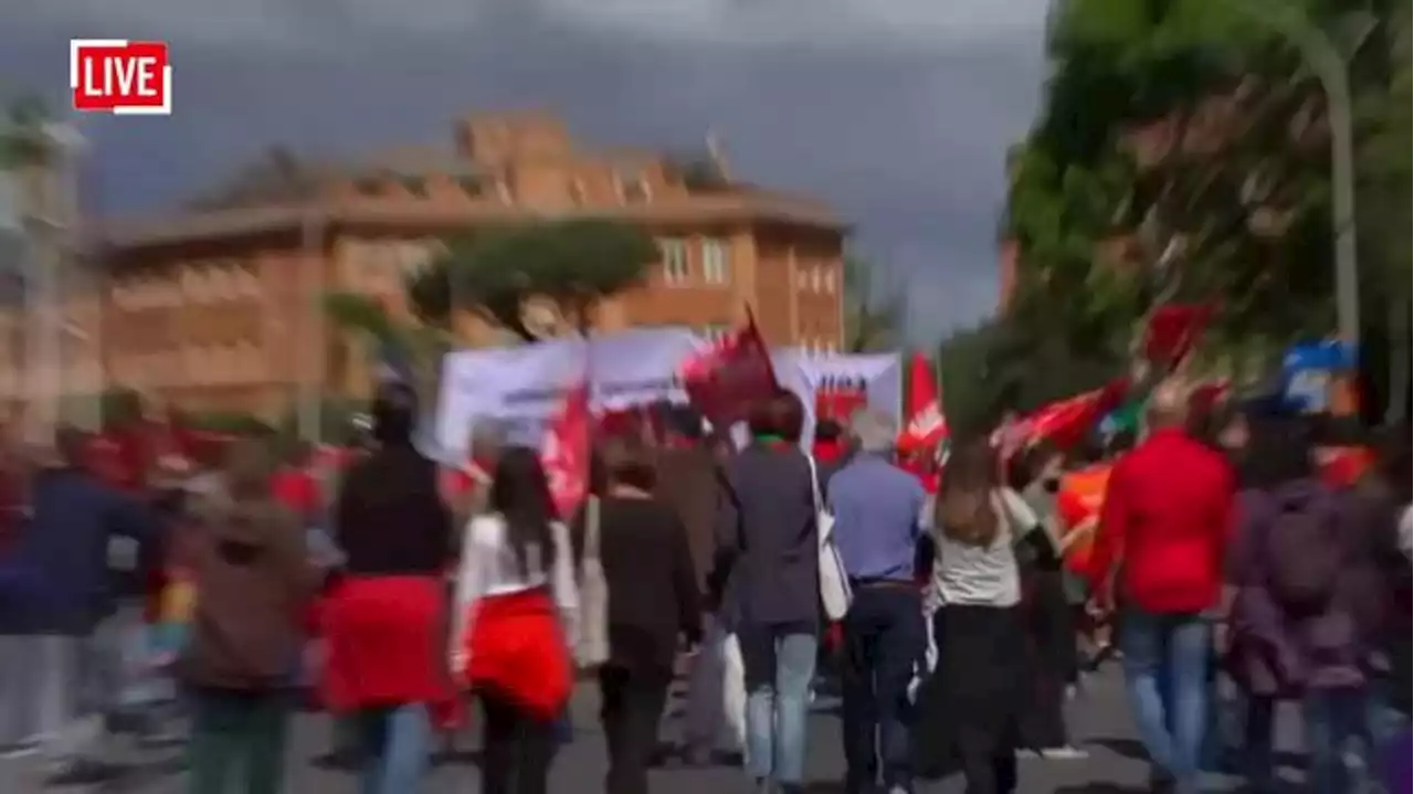 Il corteo per il 25 aprile che attraversa Roma