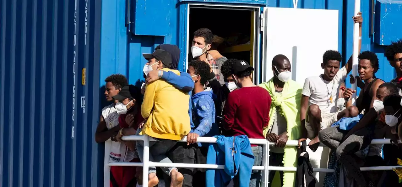 Migranti, in 400 salvati nella notte al largo di Pozzallo