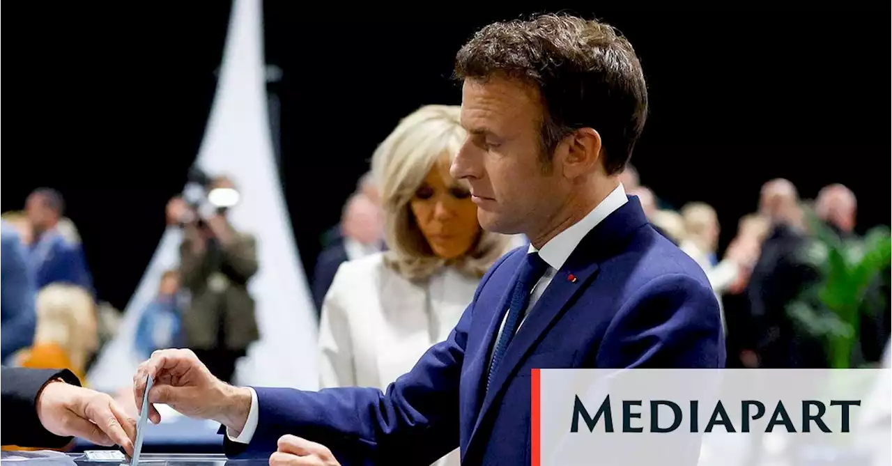 Emmanuel Macron domine un champ de ruines