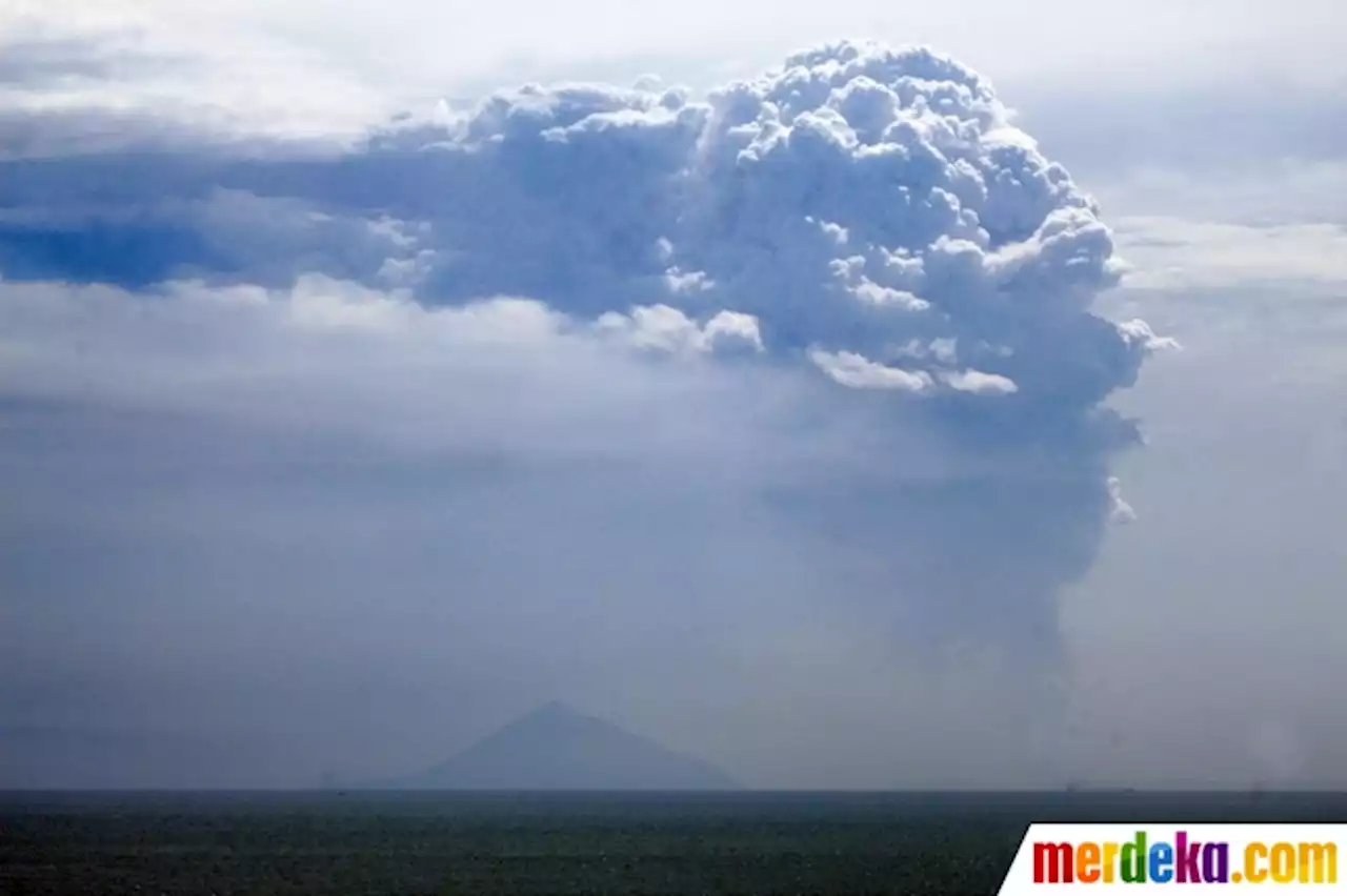 Foto : Penampakan Gunung Anak Krakatau Erupsi Semburkan Abu Tebal | merdeka.com