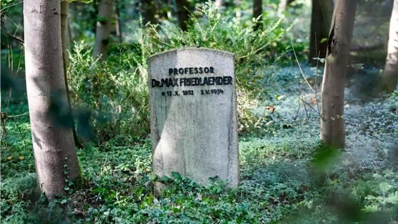 Einweihung von Stele für Max Friedlaender auf Friedhof