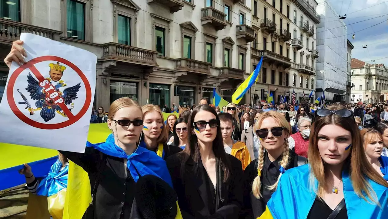 Olga, Irina, Helena e Liudmila: le modelle ucraine al corteo del 25 Aprile a Milano. 'Grazie Italia per la solidarietà'