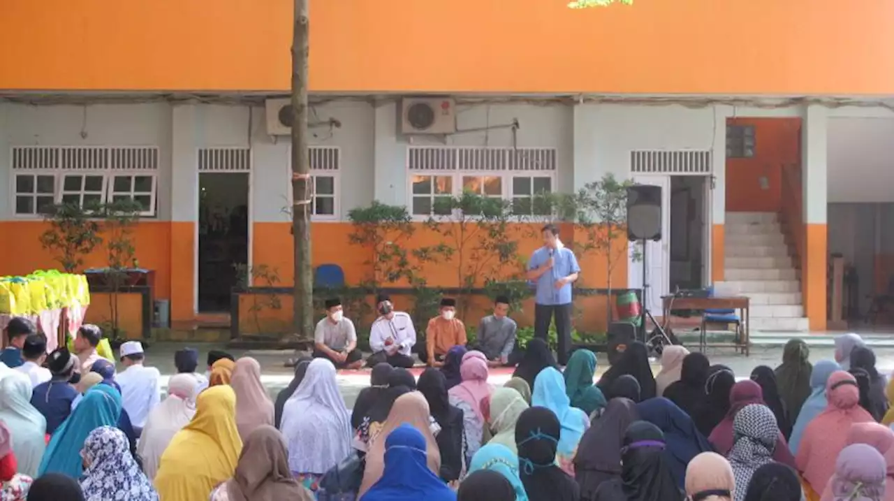 Jelang Lebaran, Sekolah Islam Al-Iman Santuni Yatim dan Duafa |Republika Online