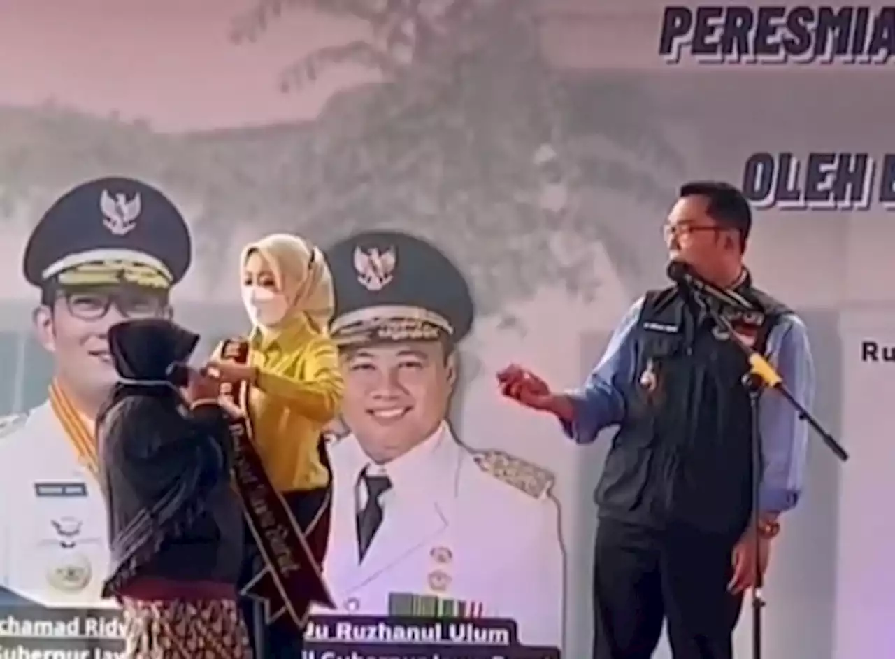 Tertawa Tak Henti, Ridwan Kamil Ajak Manggung Emak-emak di Kuningan