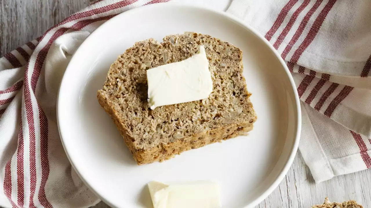 Wir buttern das Brot mit Butter