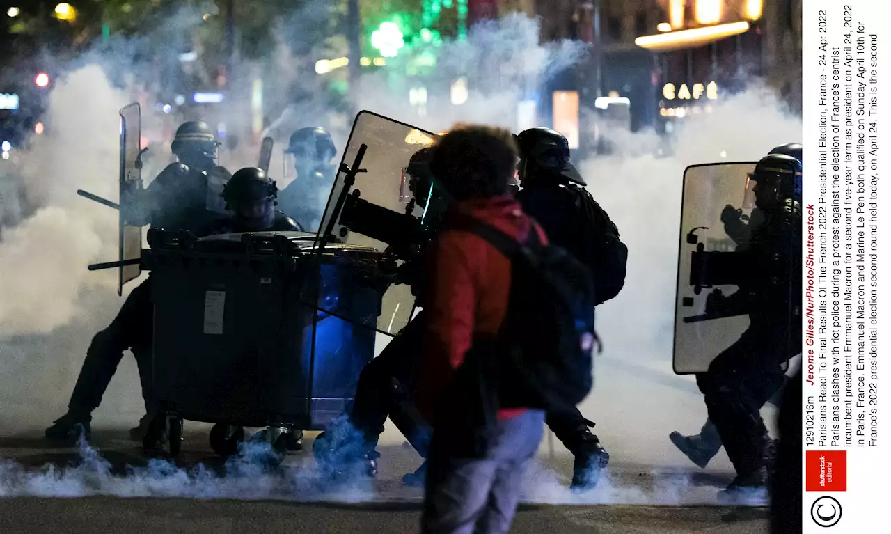 Riot cops charge protesters & violence erupts in Paris after Macron win