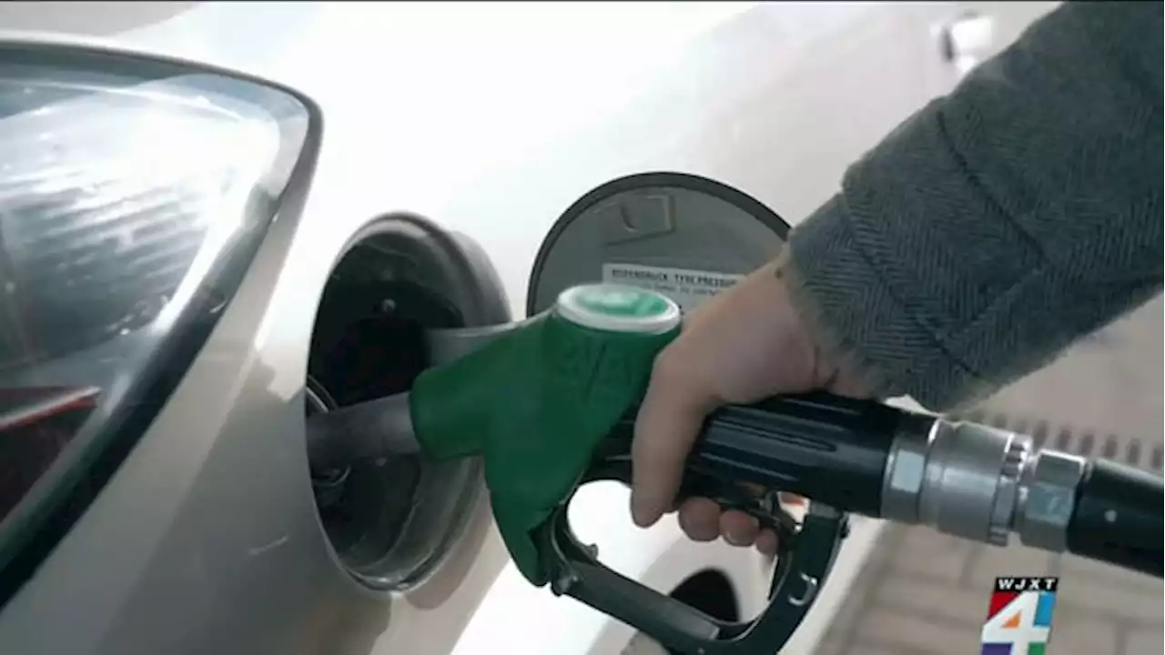 Average US gasoline price drops 3 cents to $4.24 a gallon