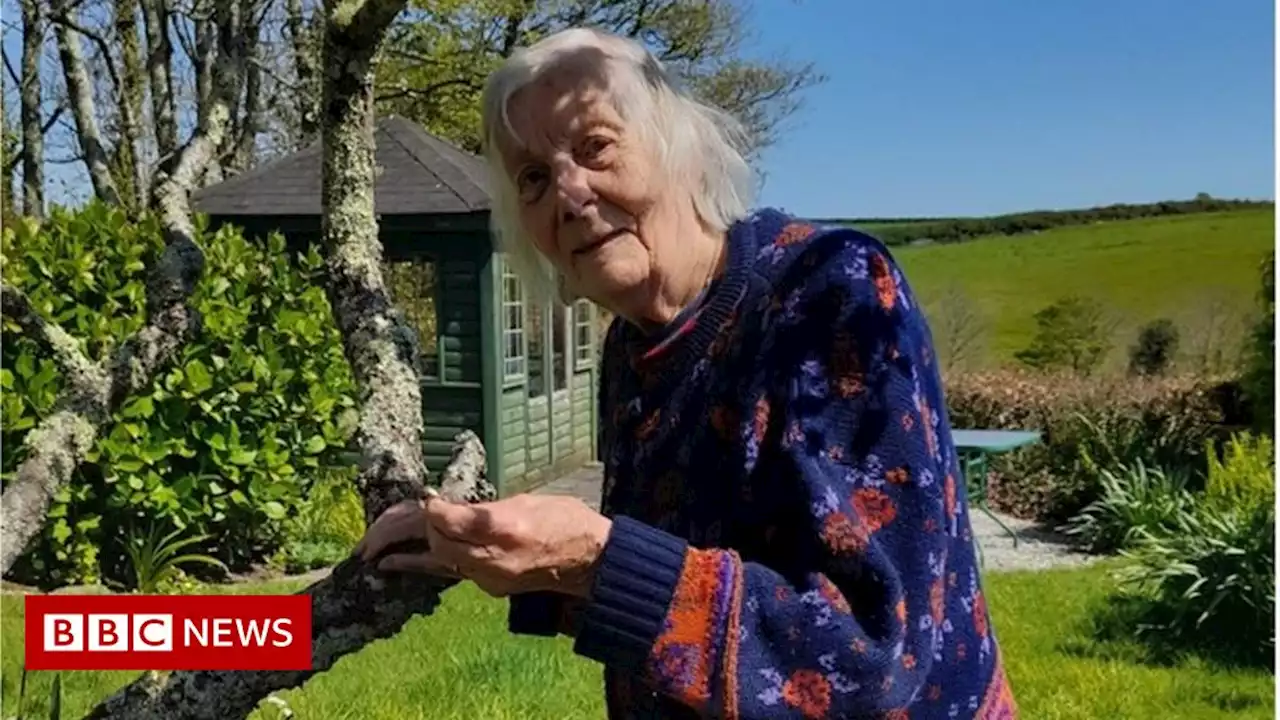 Woman finds late husband's wedding ring after 35 years