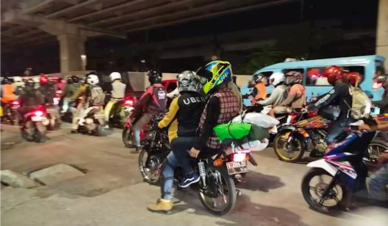 Jalan Raya Kalimalang Dipadati Pemudik yang Gunakan Motor