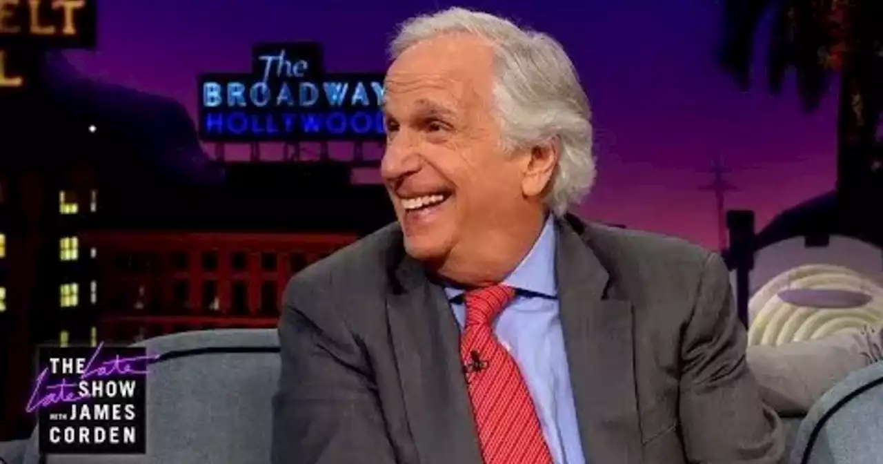 A los 76 años, Henry Winkler le insistió a James Corden que será el próximo Batman