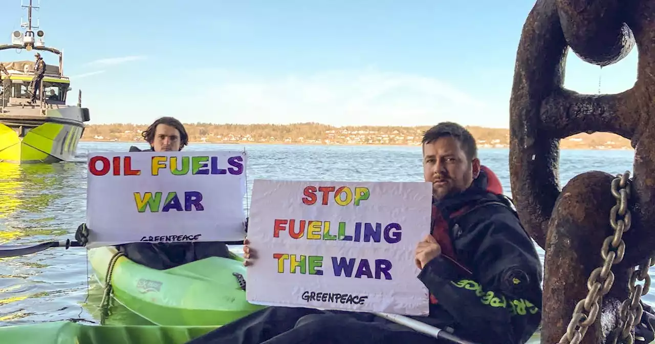 'Oil Fuels War': Greenpeace Campaigners Block Russian Tanker in Norway