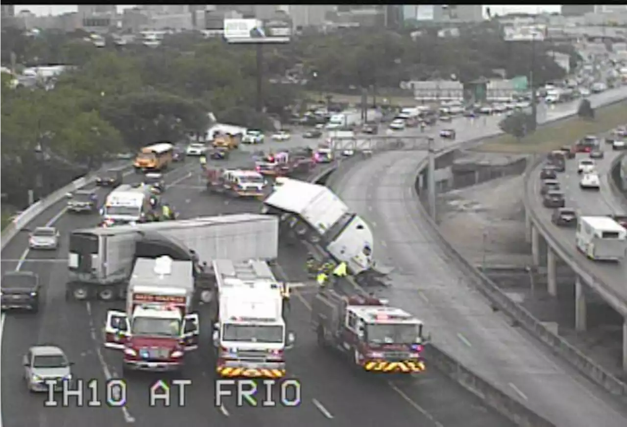 Crash involving 18-wheelers blocks I-10 near downtown