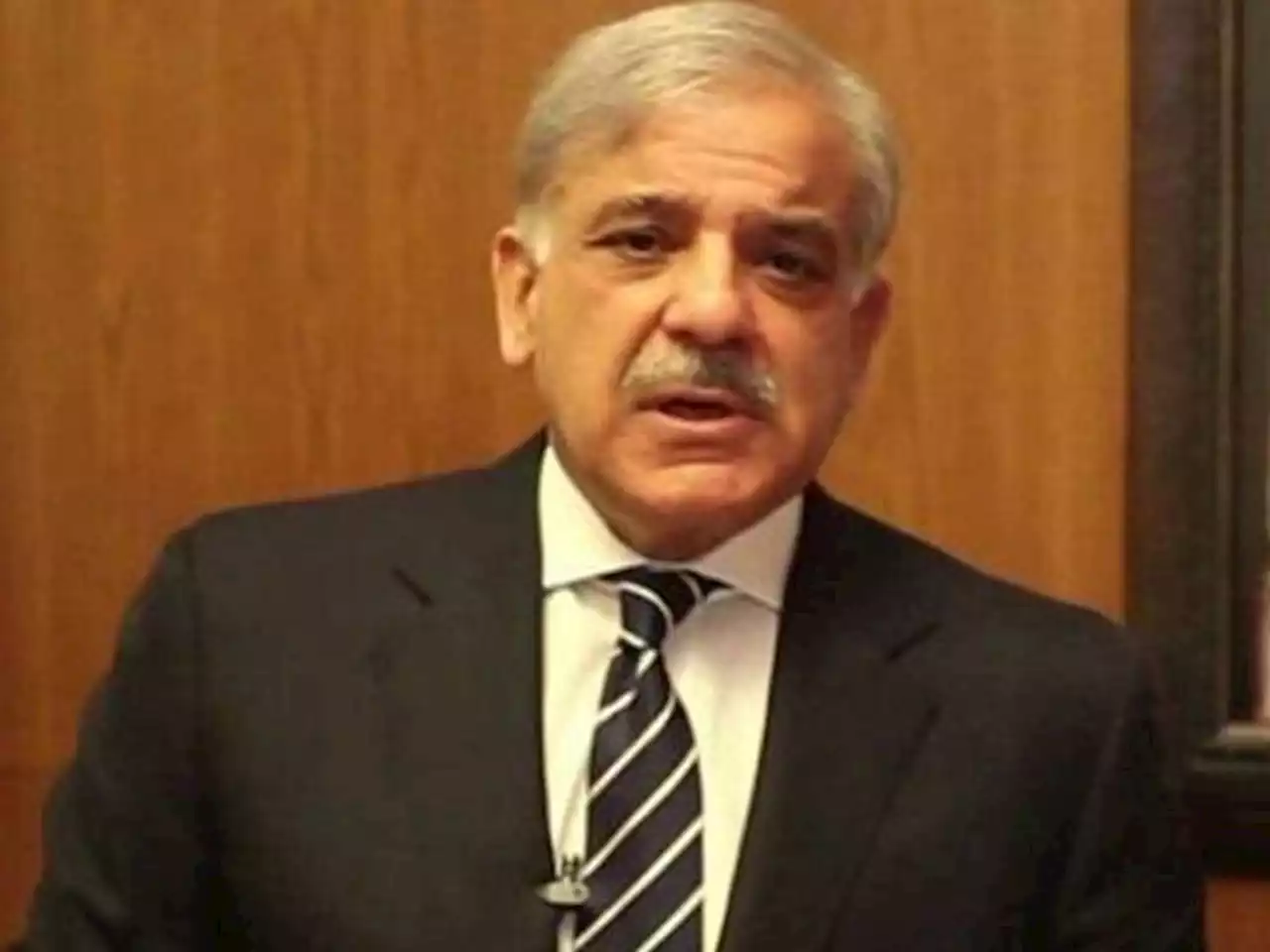 وزیراعظم کا تنقید کے بعد چارٹرڈ کی بجائے کمرشل پرواز سے عمرے پر جانے کا فیصلہ - ایکسپریس اردو