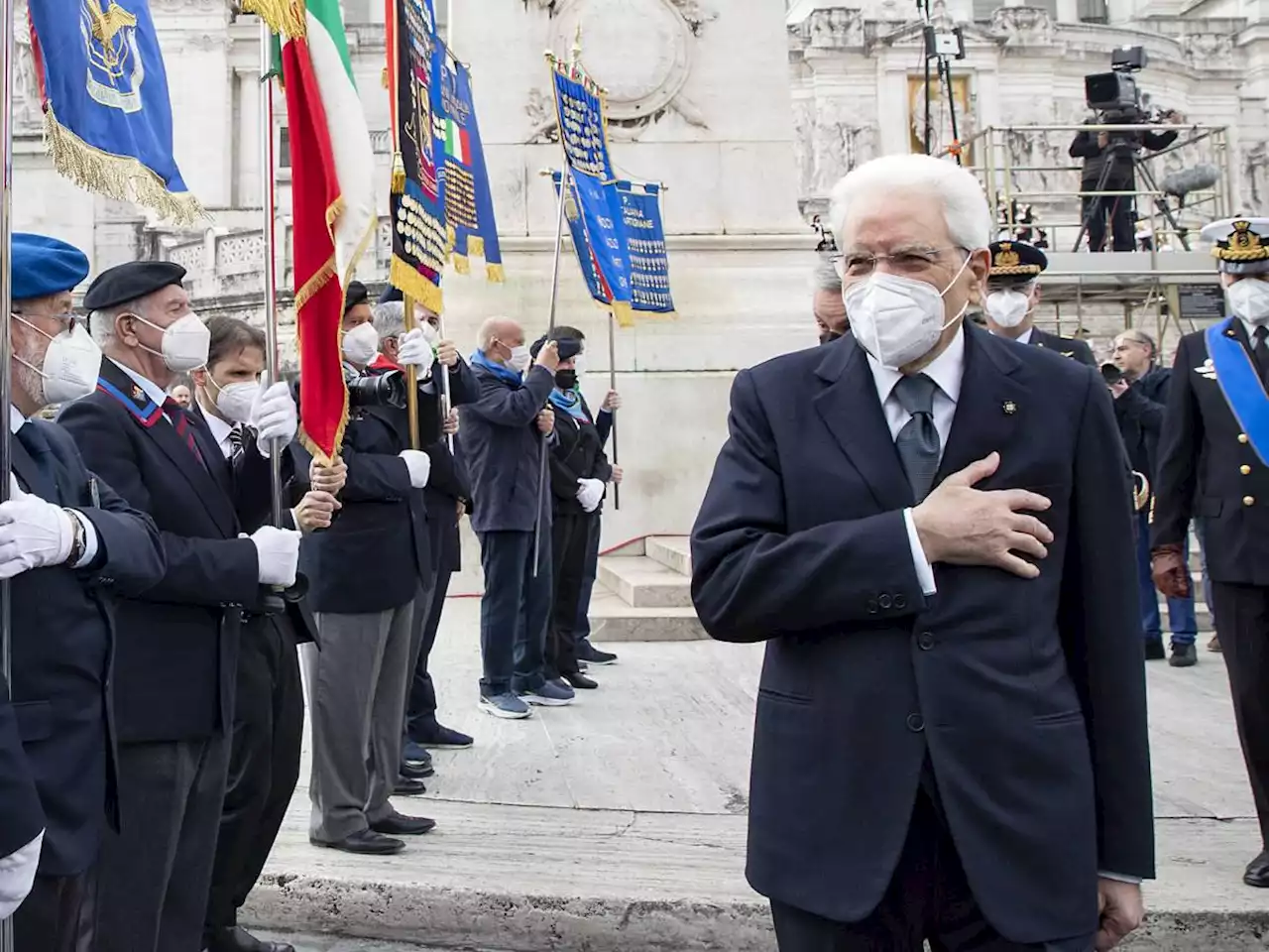 Il partigiano Mattarella canta 'Bella ciao' contro gli anti Ucraina